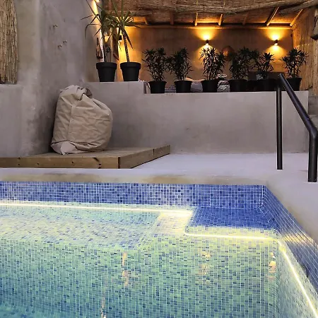 Center With Pool روندا