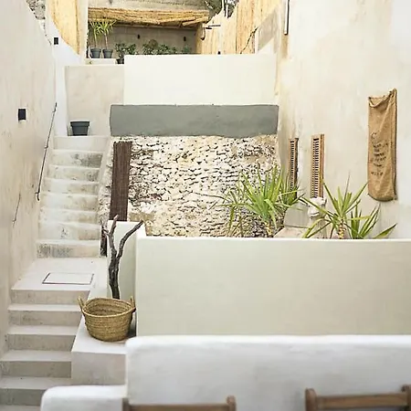Center With Pool روندا