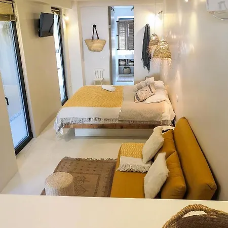 Center With Pool روندا