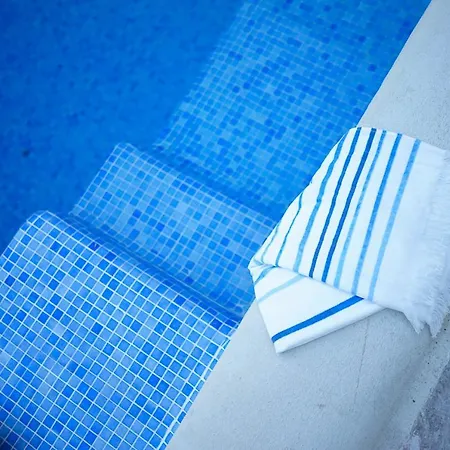 Center With Pool 4* روندا